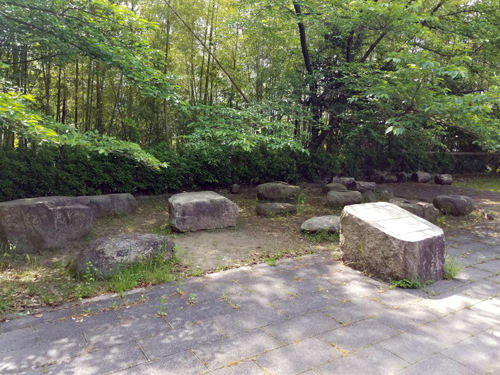 公園内の大里寺礎石