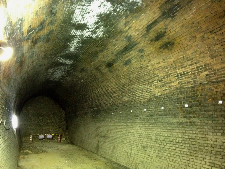 工事中に発見された明治25年のレンガ積み亀瀬トンネル
